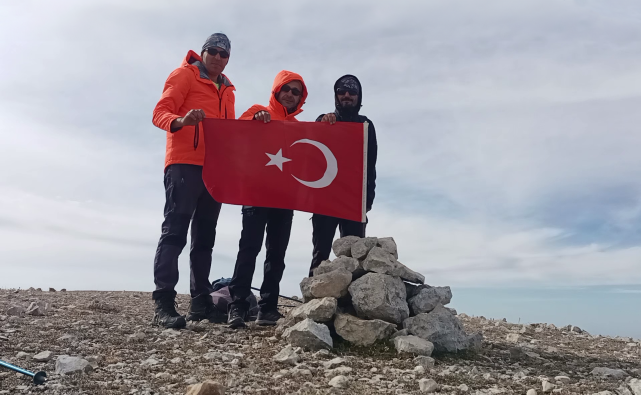 3 dağcı Cumhuriyetin 100. yılını Ilgaz Dağı’nda kutladı 3
