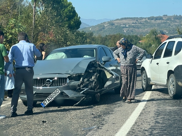 Otomobiller çarpıştı: 2 yaralı 1