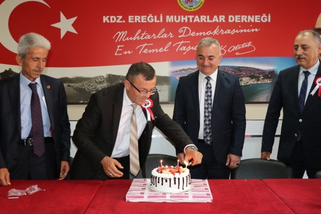 Başkan Adayı Sesli muhtarların gününü pasta keserek kutladı 1