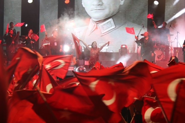 Merve Özbey, Kdz. Ereğli'nin coşkusuna coşku kattı 5