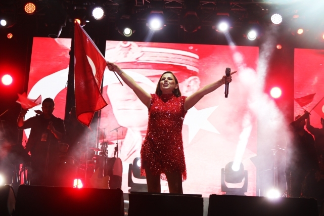 Merve Özbey, Kdz. Ereğli'nin coşkusuna coşku kattı 3