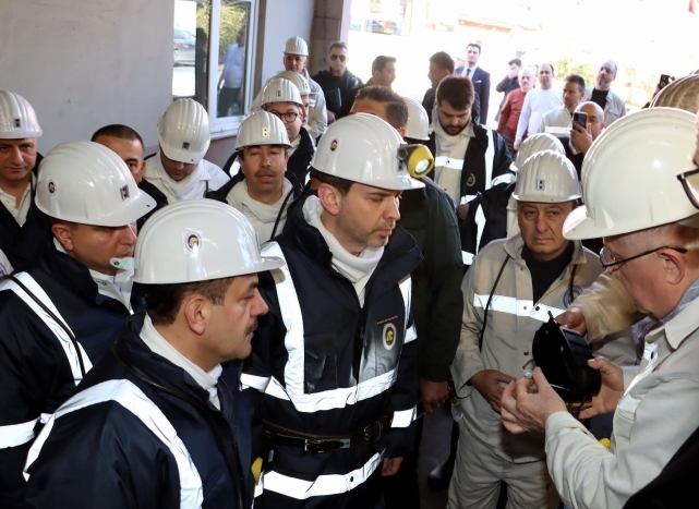 Bakan Bayraktar maden ocağında madencilerle yemek yedi 5