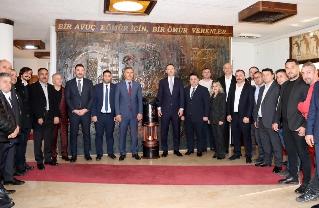 Bakan Bayraktar maden ocağında madencilerle yemek yedi 1