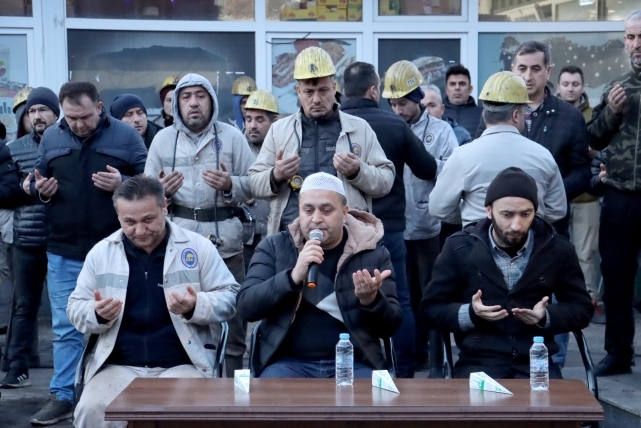 Kahramanlar, depremde hayatını kaybeden canları unutmadı 4