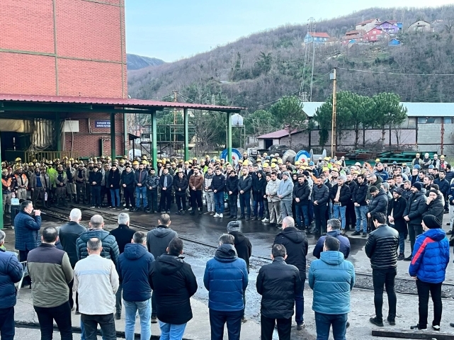 Kahramanlar, depremde hayatını kaybeden canları unutmadı 3