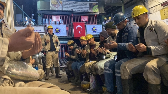 Kahramanlar, depremde hayatını kaybeden canları unutmadı 1