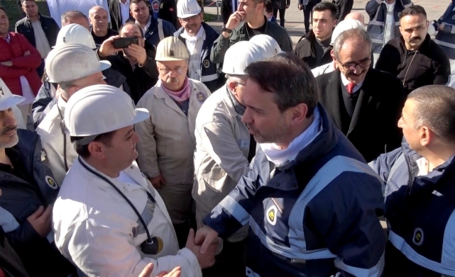 Bakan Bayraktar maden ocağında madencilerle yemek yedi 3