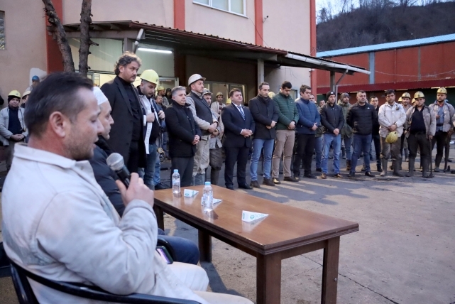 Kahramanlar, depremde hayatını kaybeden canları unutmadı 2