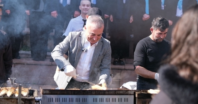 Sesli, 2 bin 500 kişiye balık ekmek ikram etti 5
