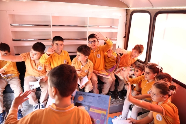 Zonguldak Belediyesi Gezici Kütüphaneyi Gençlerle Buluşturdu 2