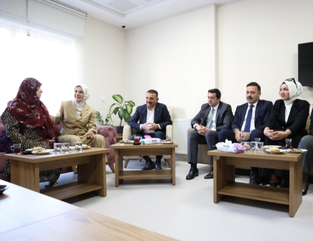 Bakan Göktaş, huzurevi ve rehabilitasyon merkezini ziyaret etti 3