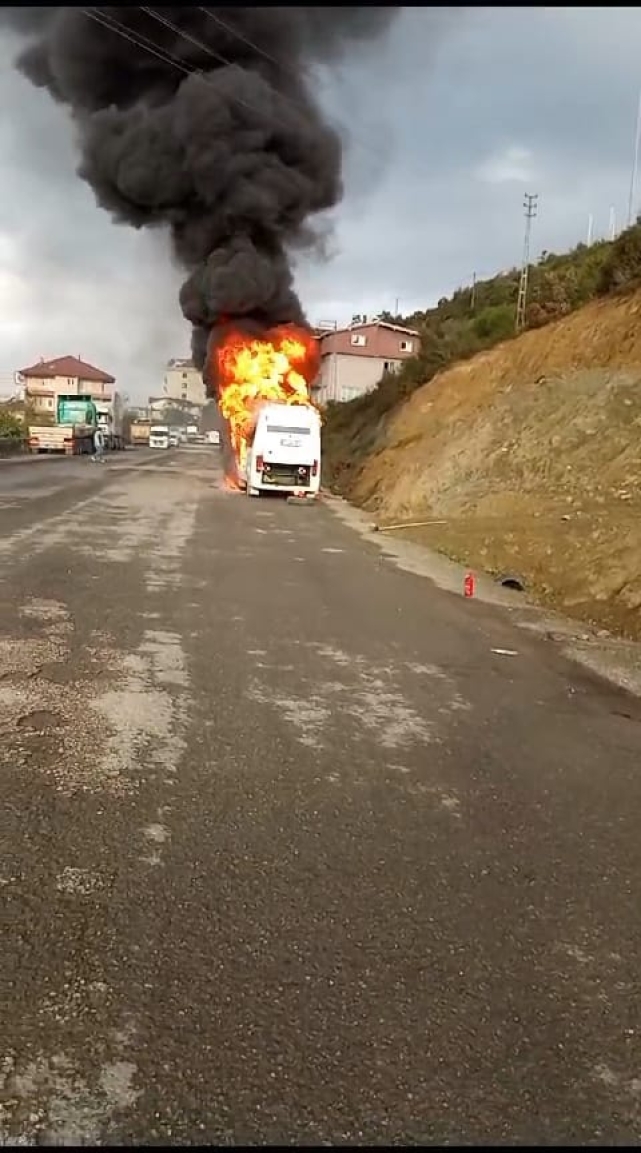 Ereğli’de Servis Minibüsü Seyir Halindeyken Alev Aldı 1