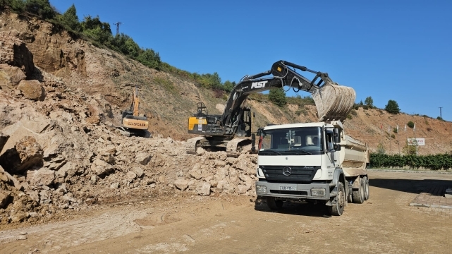 Karadeniz Ereğli'de Büyük Heyelan: İki Fabrikanın Yolu Kapandı 1