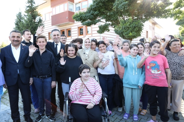 Bakan Göktaş, huzurevi ve rehabilitasyon merkezini ziyaret etti 1
