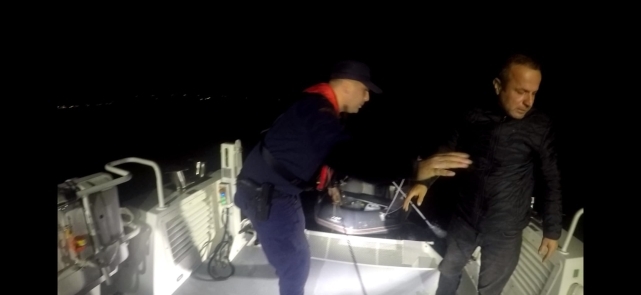 Botuyla denizde sürüklenen vatandaşı ekipler kurtardı 1