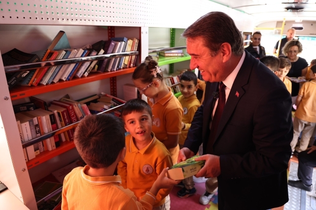 Zonguldak Belediyesi Gezici Kütüphaneyi Gençlerle Buluşturdu 1