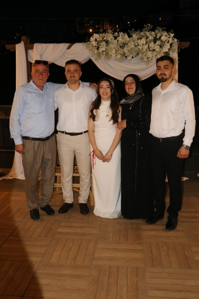 Serdar Kitapçı ve Tuğba Yılmaz Görkemli Bir Törenle Nişanlandı 1