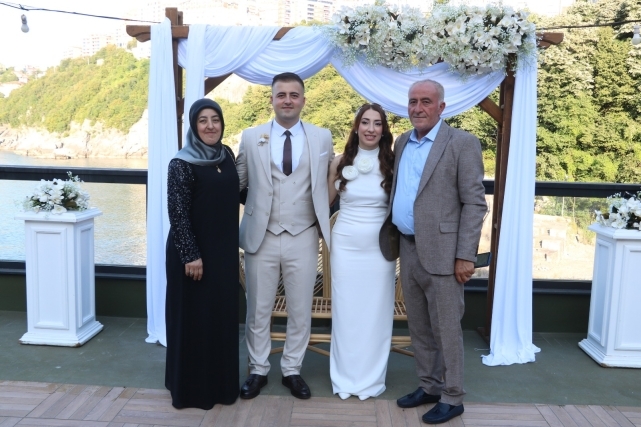 Serdar Kitapçı ve Tuğba Yılmaz Görkemli Bir Törenle Nişanlandı 2