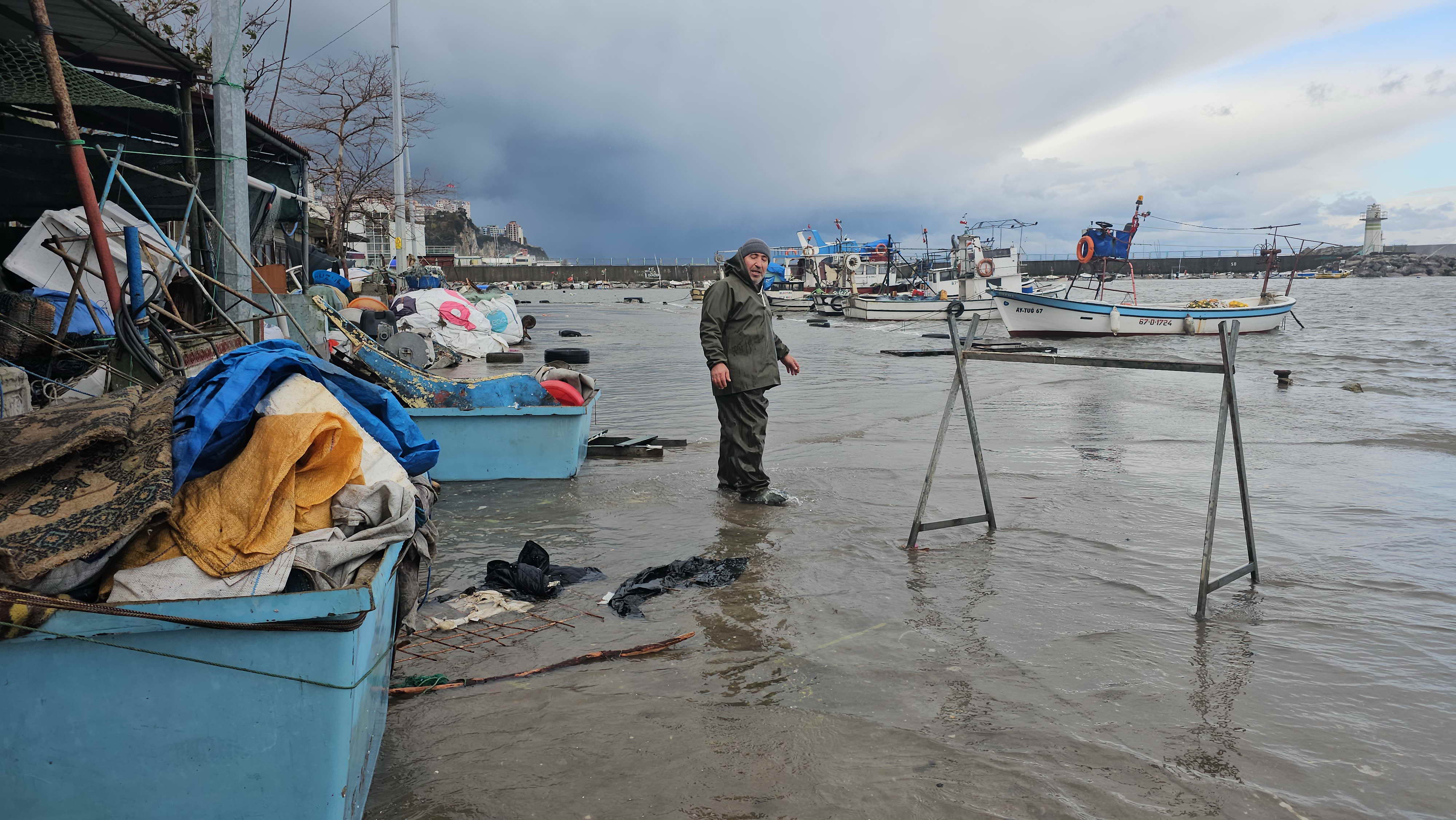 Zonguldak’ta dev dalgalar nedeniyle Kozlu Limanını su bastı 2
