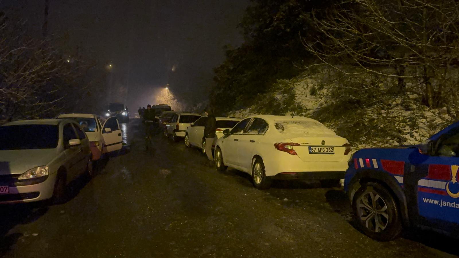 Alaplı ayakta dualar Mustafa için; 20 saattir kar altında aranıyor 4