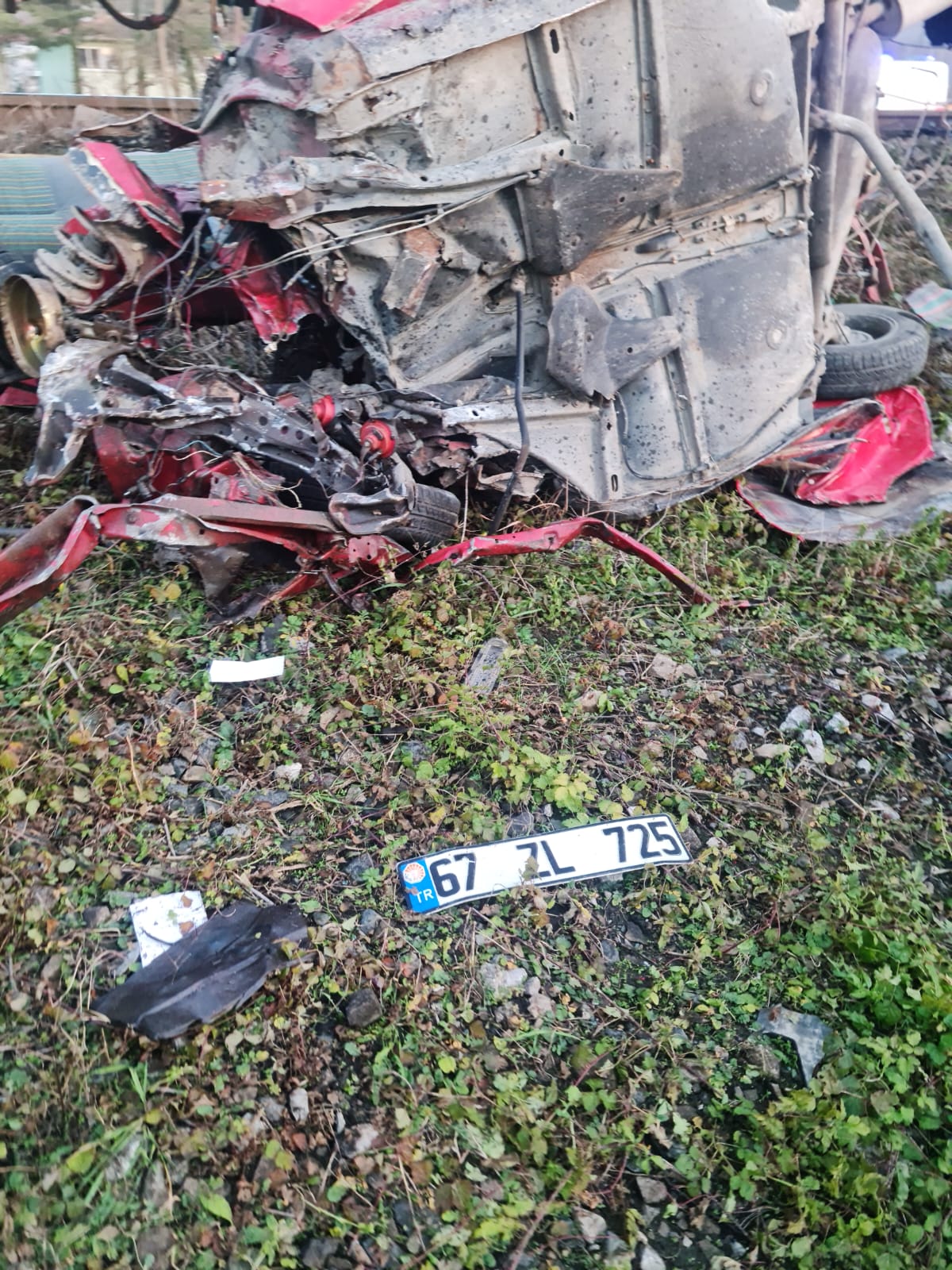 Bariyerden geçmek isteyen sürücü trenin çarpması sonucu hayatını kaybetti 3