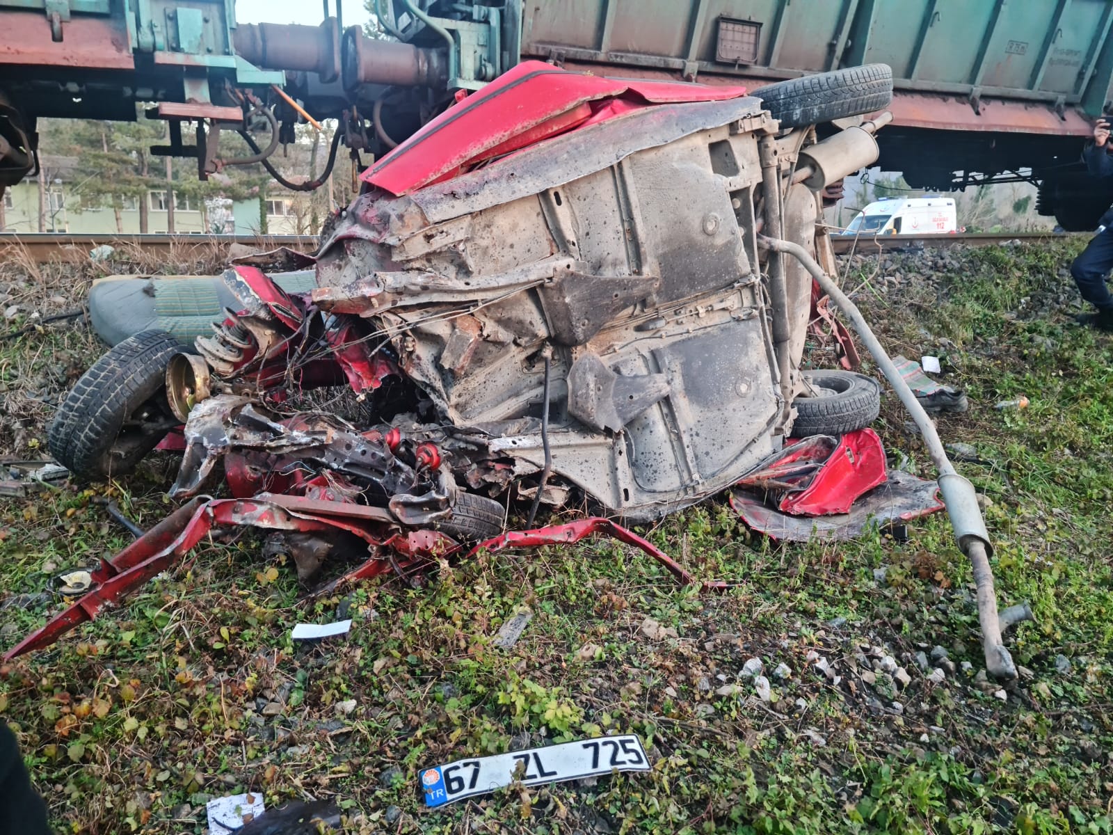 Bariyerden geçmek isteyen sürücü trenin çarpması sonucu hayatını kaybetti 4