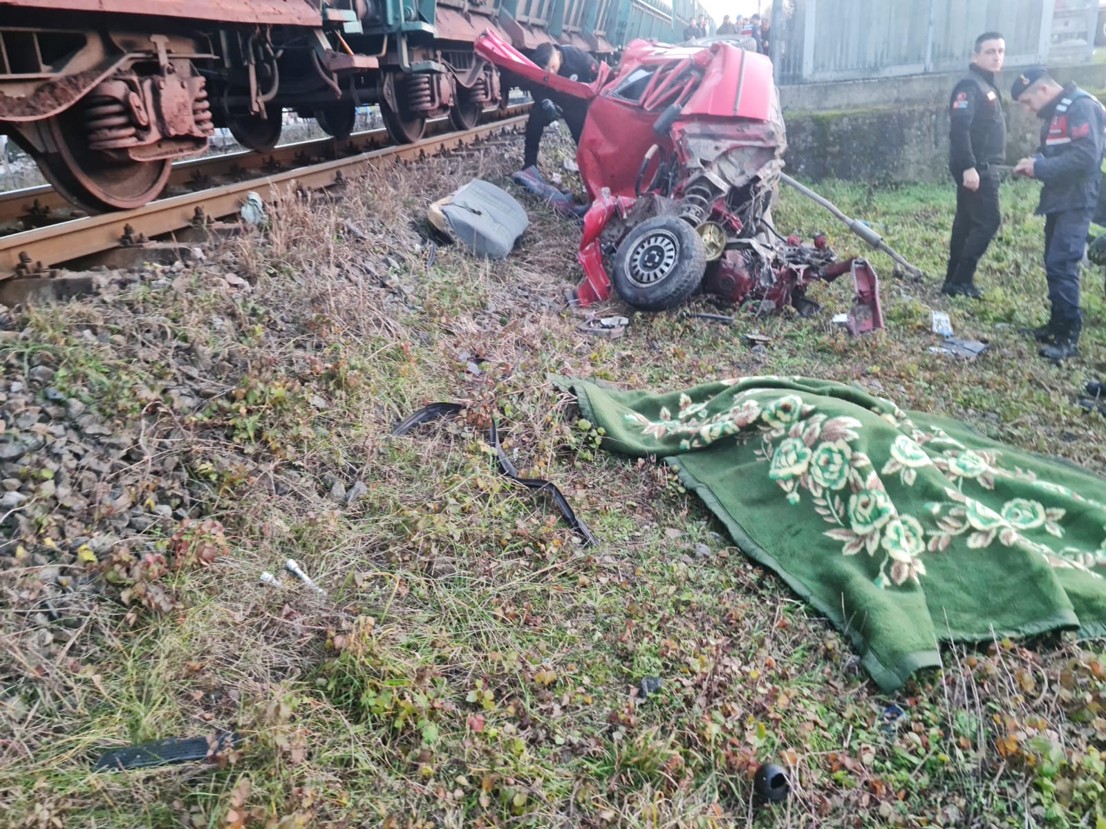 Bariyerden geçmek isteyen sürücü trenin çarpması sonucu hayatını kaybetti 5