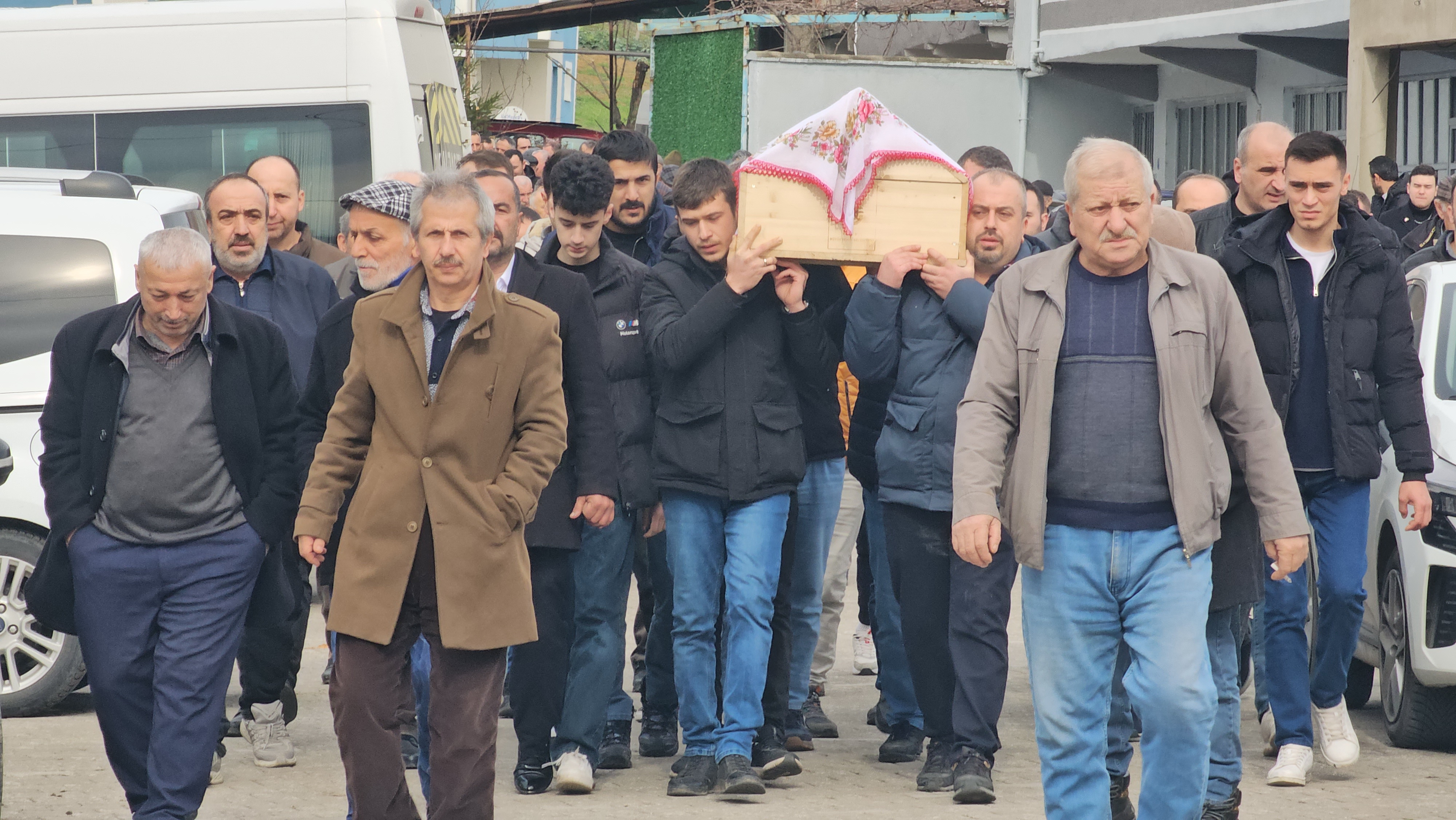Gebzede'ki servis kazasında ölen Elanur Zonguldak'ta defnedildi 1