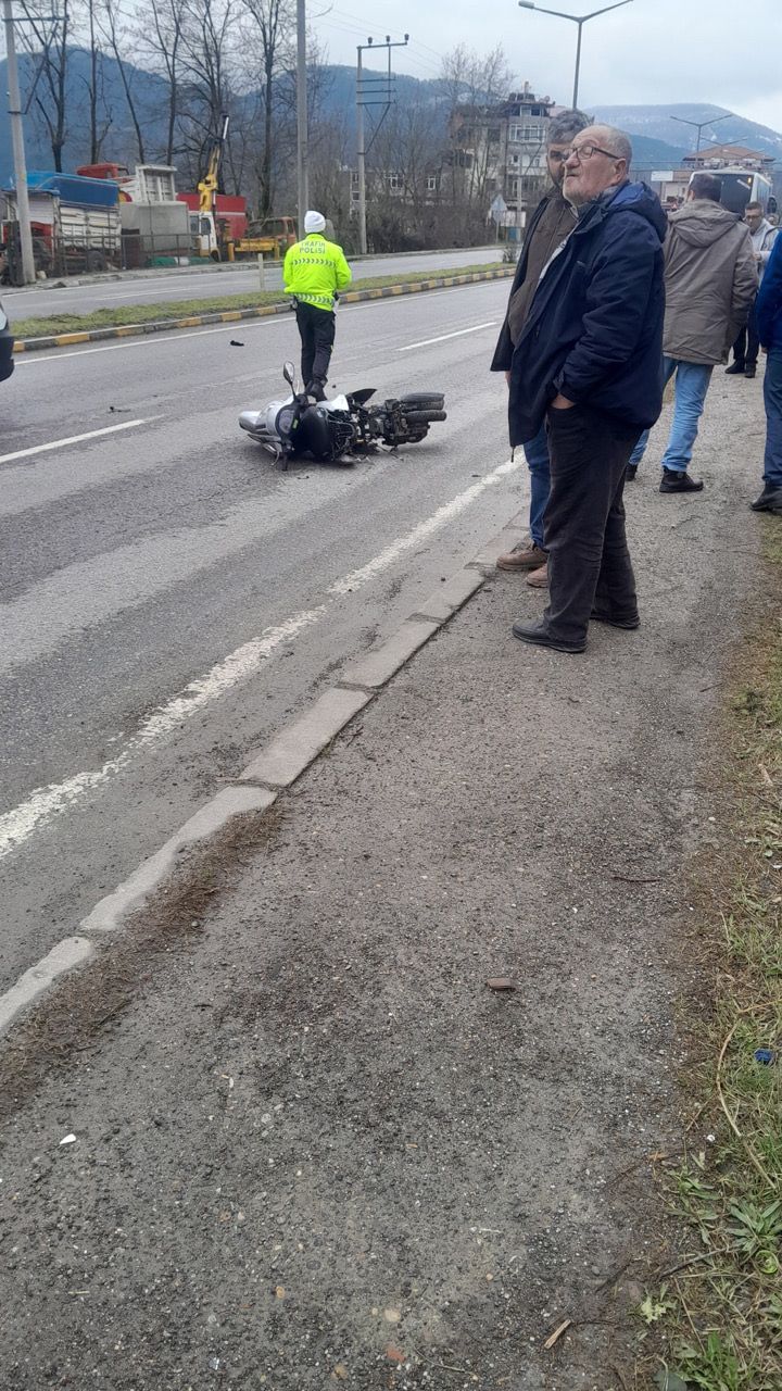Devrek’te feci kaza: Otobüsle çarpışan motosikletli kurtarılamadı 2