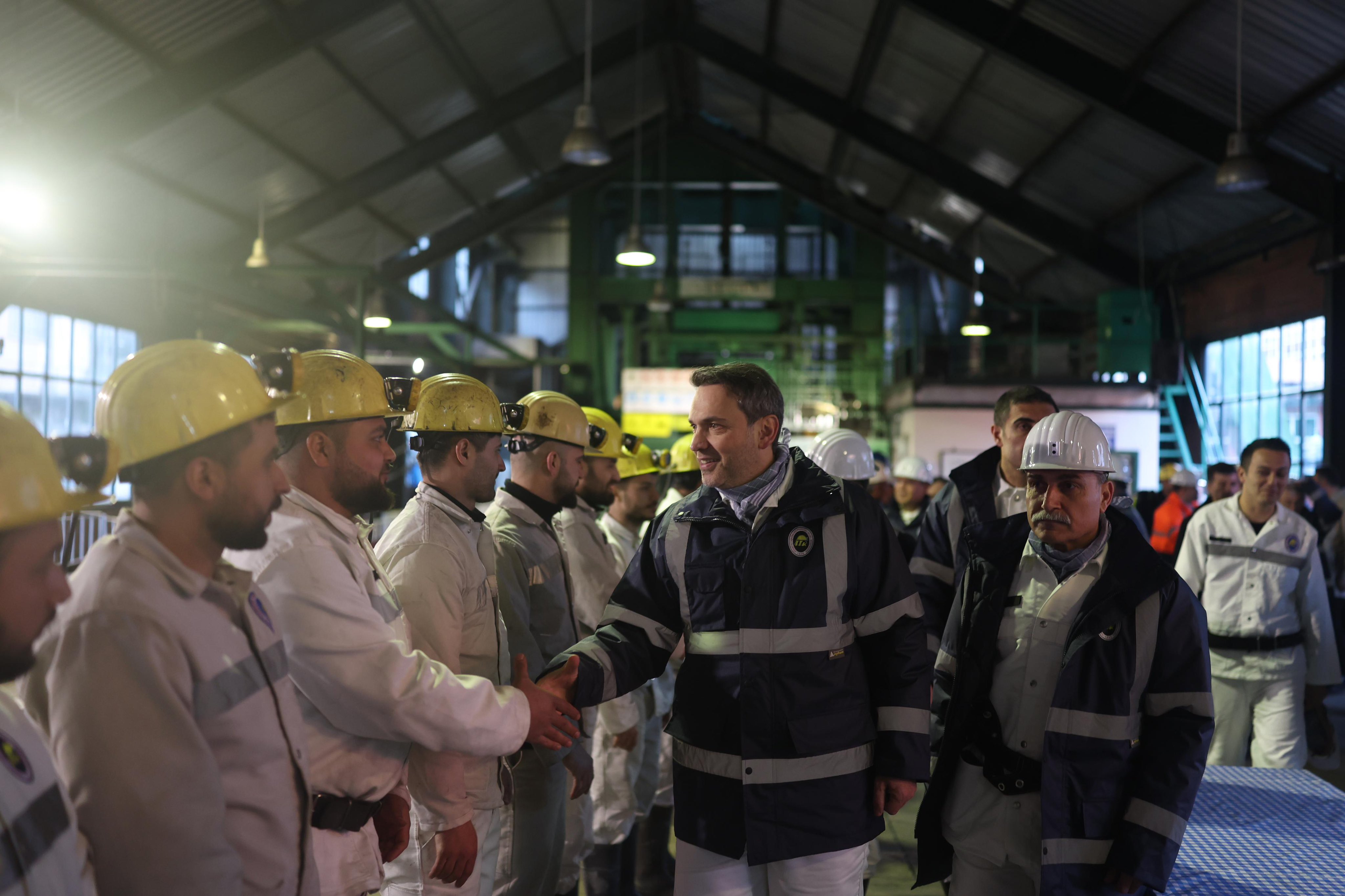 Bakan Bayraktar yerin yüzlerce metre altında madencilerle iftar yaptı 5