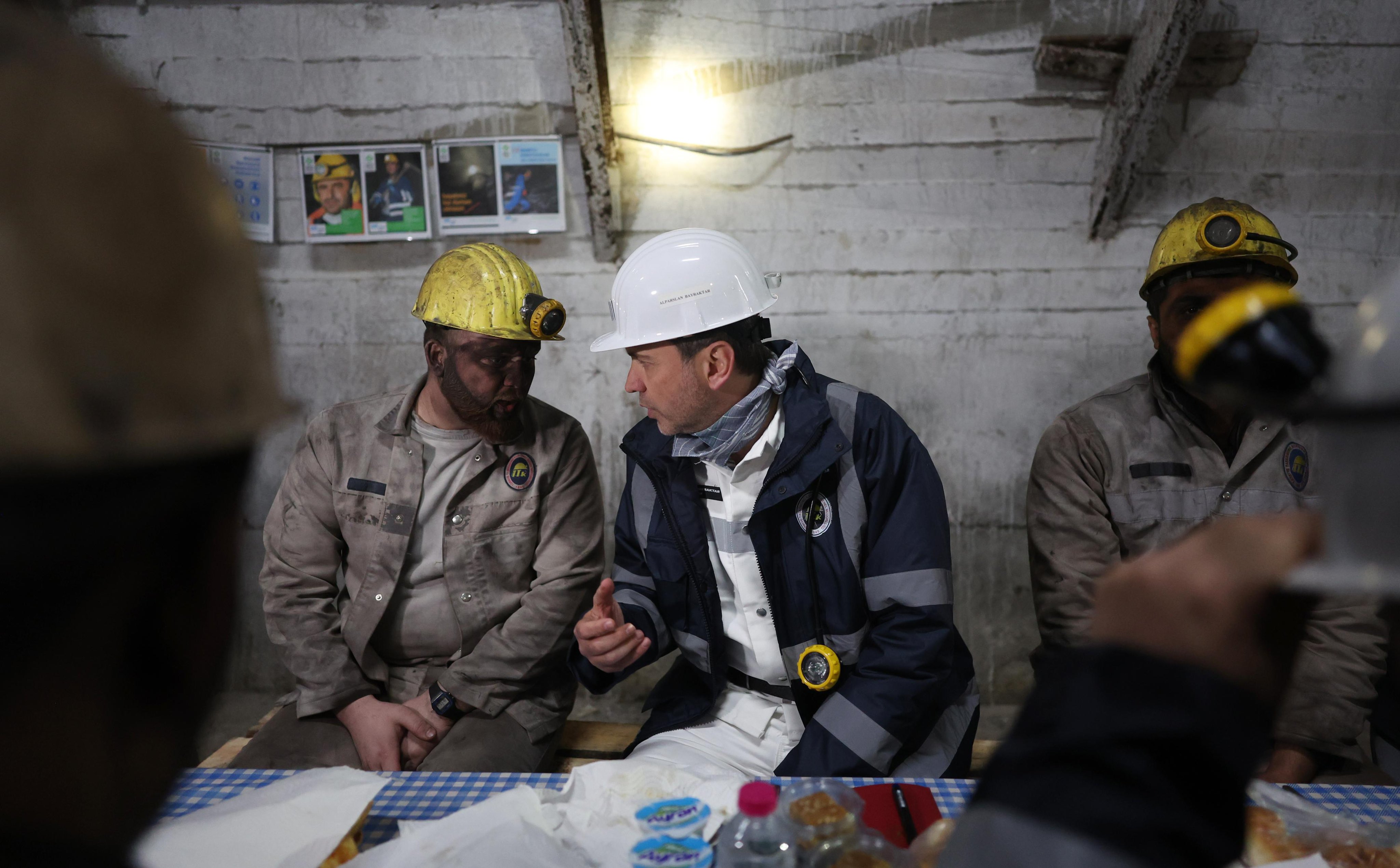 Bakan Bayraktar yerin yüzlerce metre altında madencilerle iftar yaptı 3