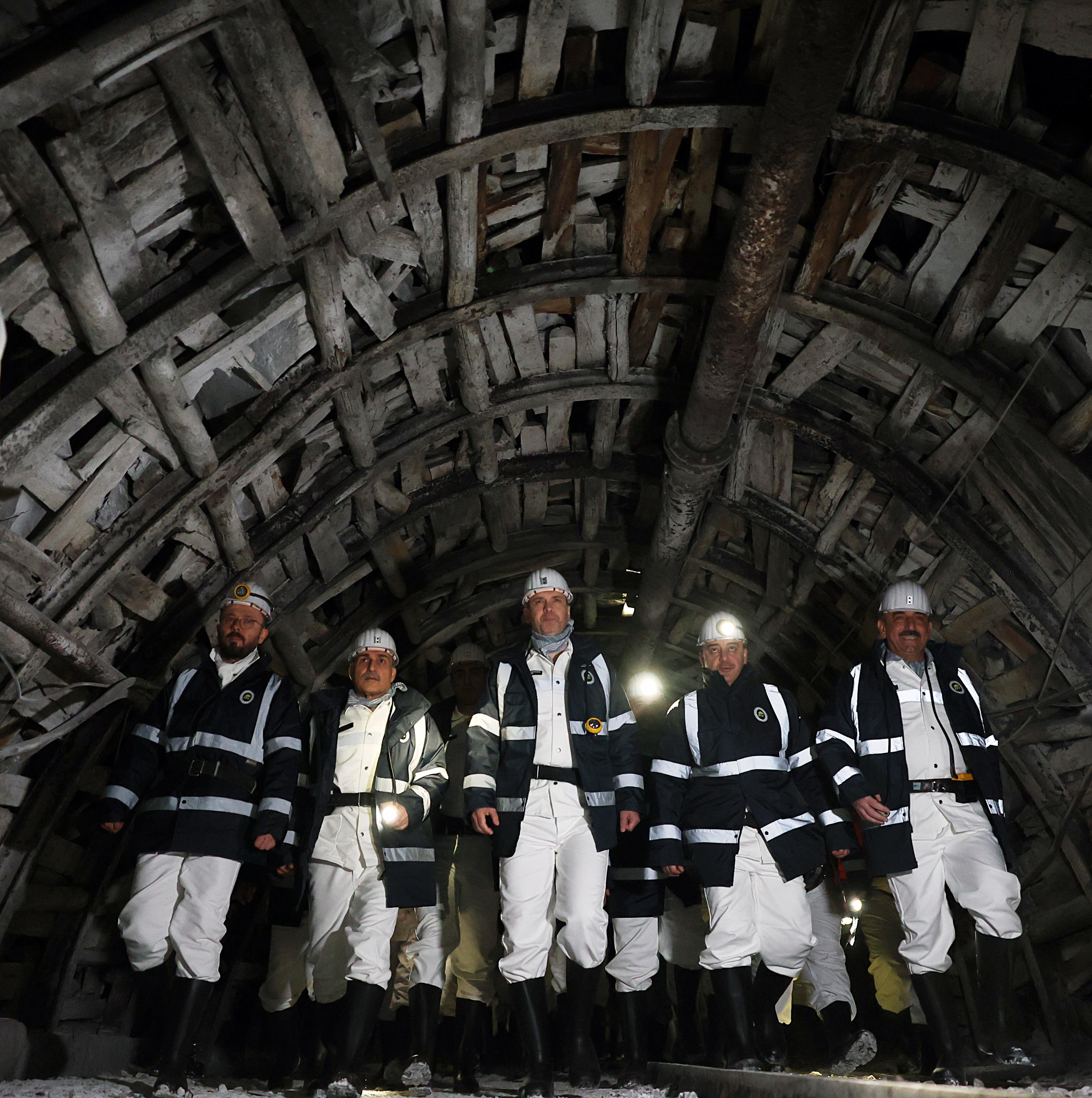 Bakan Bayraktar yerin yüzlerce metre altında madencilerle iftar yaptı 4