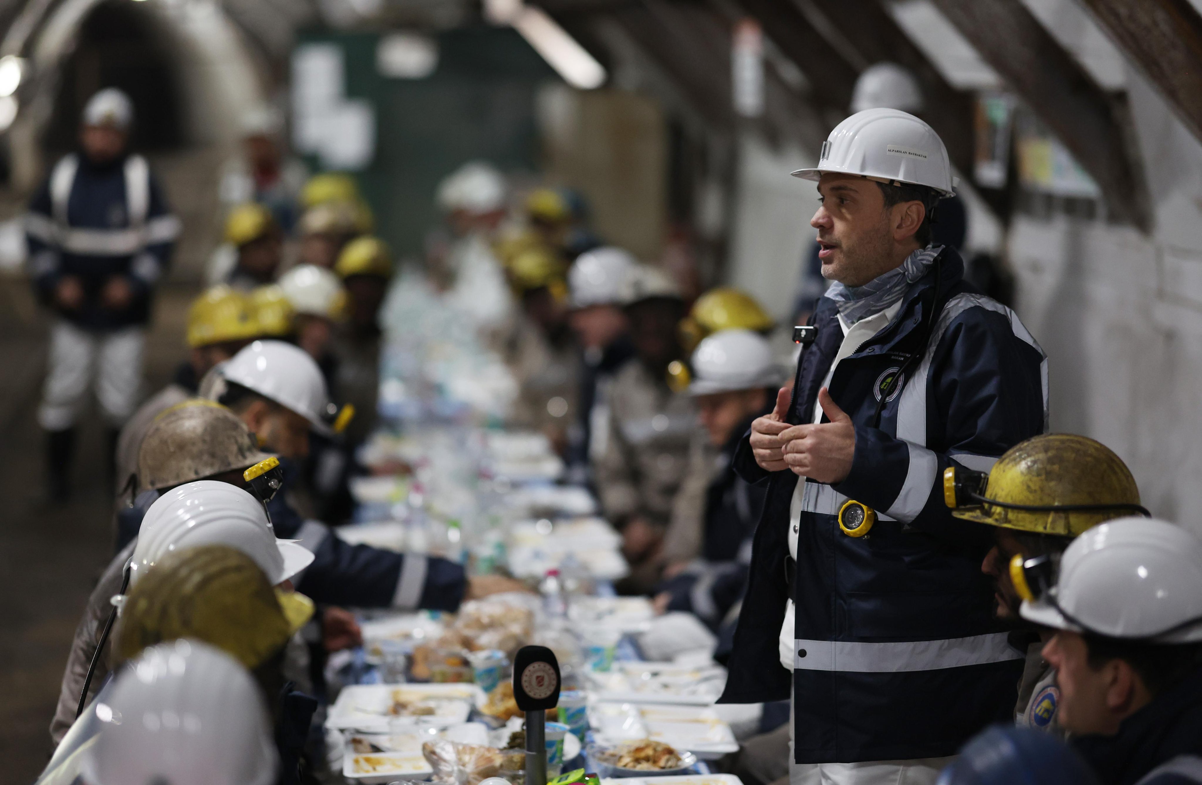 Bakan Bayraktar yerin yüzlerce metre altında madencilerle iftar yaptı 2