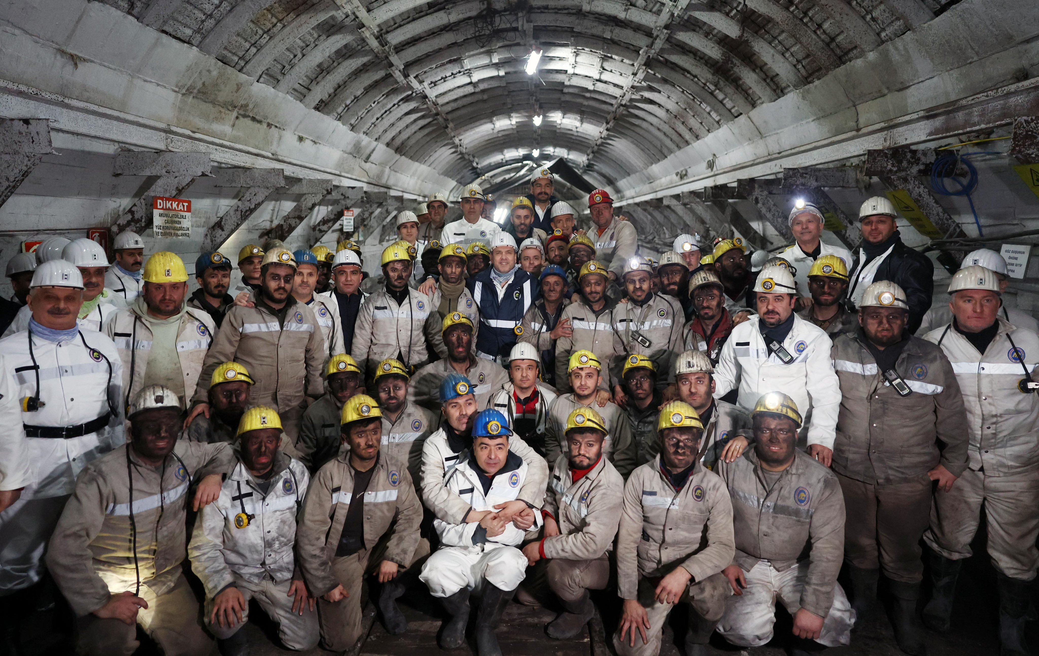 Bakan Bayraktar yerin yüzlerce metre altında madencilerle iftar yaptı 1