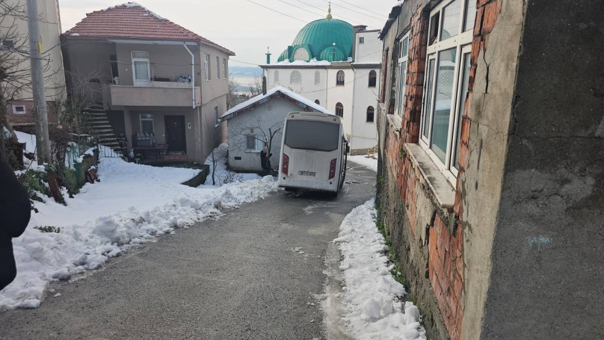 Karadeniz Ereğli'de buzlu yol faciaya davetiye çıkardı, halk otobüsü eve daldı