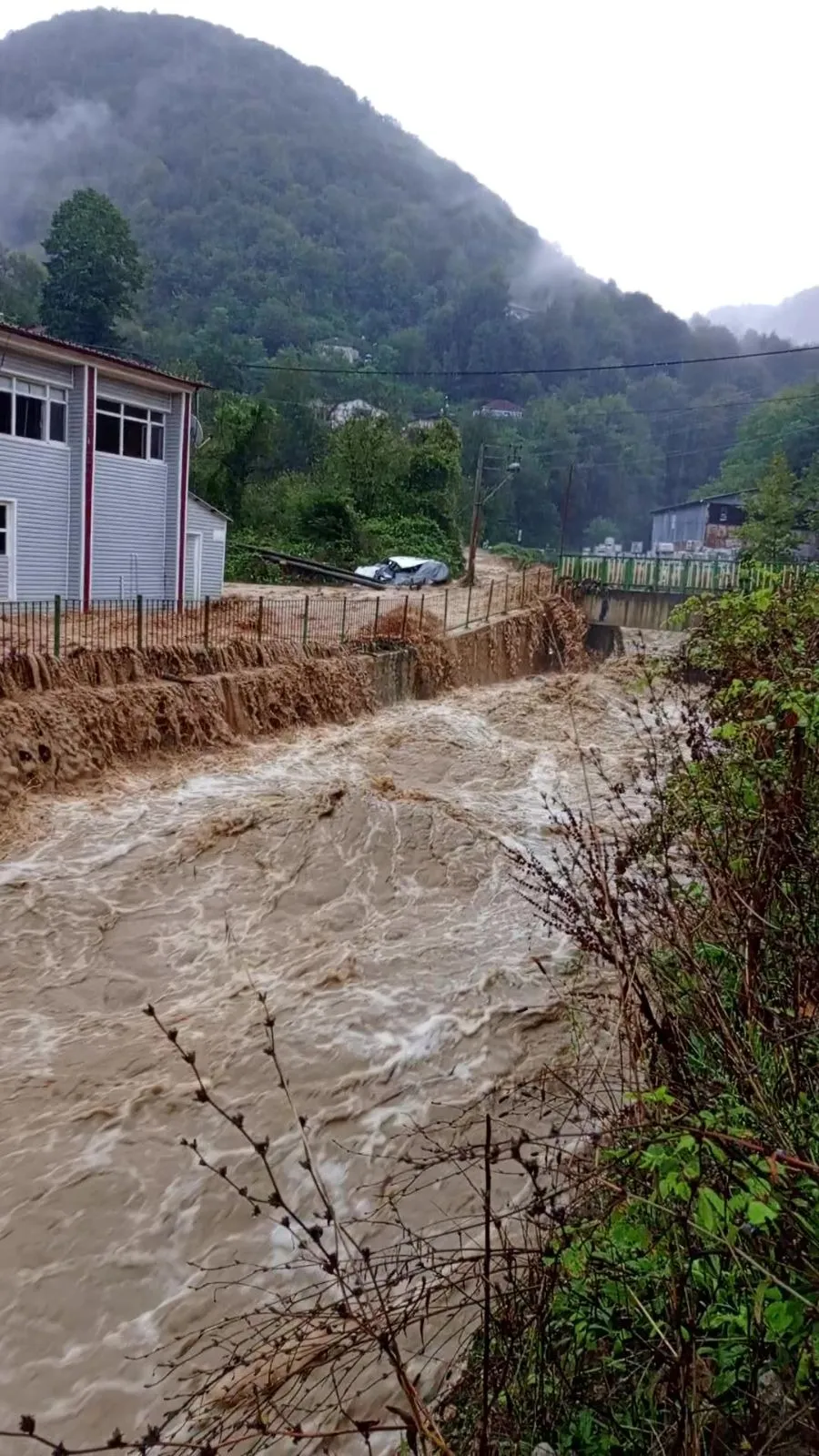 Meteoroloji Genel Müdürlüğünün şiddetli yağış uyarılarının ardından Zonguldak'ta beklenen sağanak etkisini gösterdi. Gün boyu aralıksız süren yağmur, kentte hayatı olumsuz etkilerken taşkınlara ve maddi hasara yol açtı.