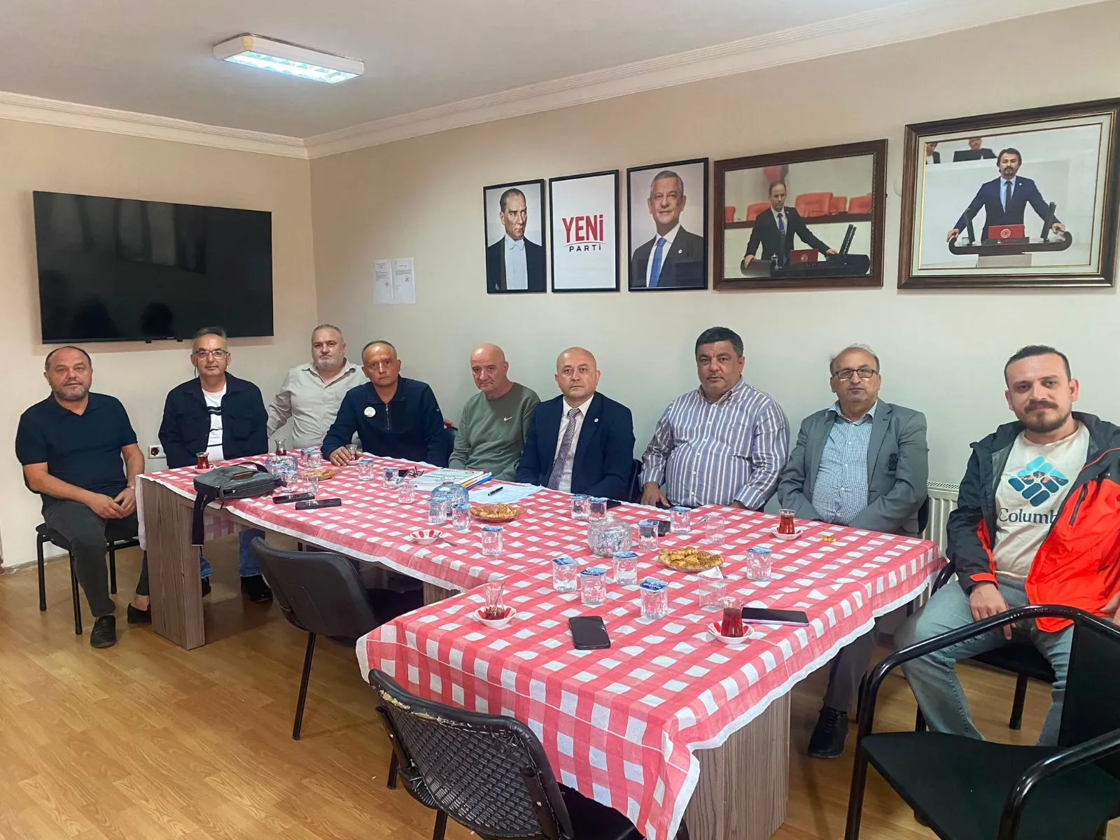 - YENİ Parti Devrek İlçe Başkanı Uğur Dikenli, Belediye Başkanı Özcan Ulupınar’ın özel kalem harcamalarını 7 kat artırarak halka yüklediğini ve belediye borçlarını müflis tüccar zihniyetiyle yönettiğini iddia etti.