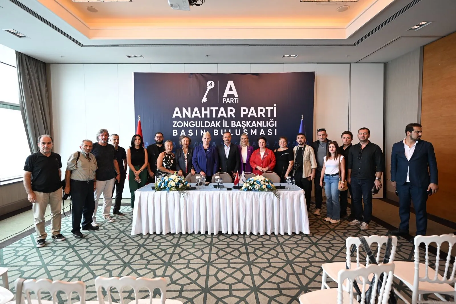 Anahtar Parti Genel Başkanı Yavuz Ağıralioğlu, partisinin Zonguldak programı kapsamında düzenlenen basın toplantısında ulusal ve yerel medya temsilcileriyle bir araya geldi.