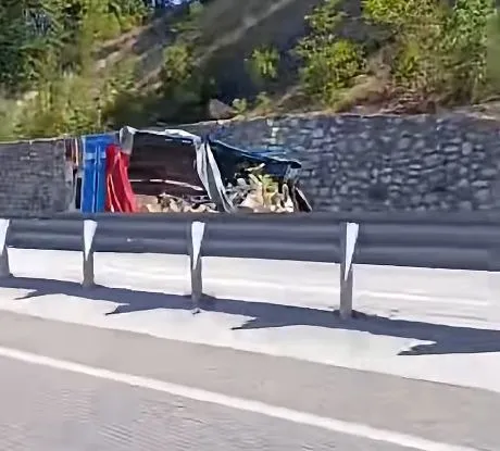 Zonguldak'ın Devrek ilçesinde freni boşalan tırın kontrolden çıkarak istinat duvarına çarpması sonucu meydana gelen feci kazada, aracı kullanan baba hayatını kaybederken 24 yaşındaki oğlu yaralandı.