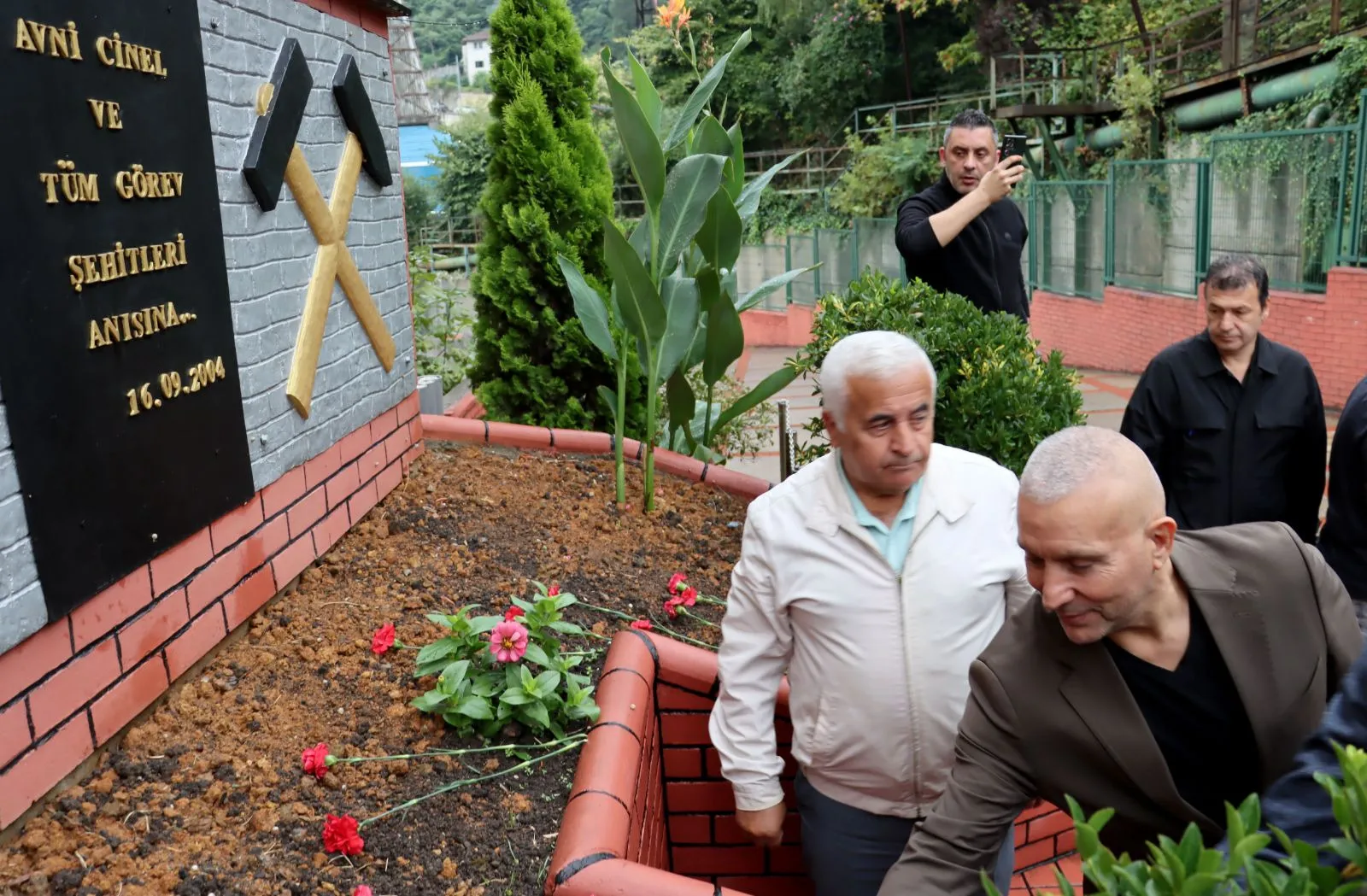 Genel Maden İşçileri Sendikası (GMİS) Genel Başkanı Hakan Yeşil ve genel merkez yöneticileri, Türkiye Taşkömürü Kurumu (TTK) Üzülmez Müessese Müdürlüğü’nde 16 Eylül 2004 tarihinde uğradığı saldırı sonucu öldürülen maden mühendisi Avni Cinel’in anma törenine katıldı.