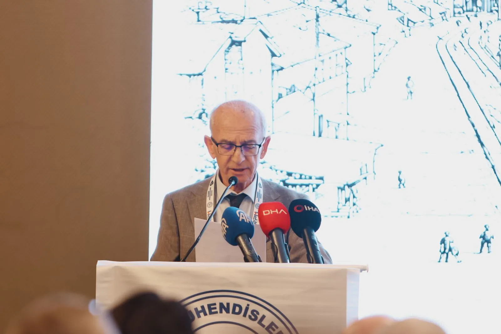 Kongre Yürütme Kurulu Başkanı Nevzat Ünlü, törende yaptığı konuşmada fosil yakıtların dünya ekonomisindeki ağırlığını koruduğunu ifade etti.