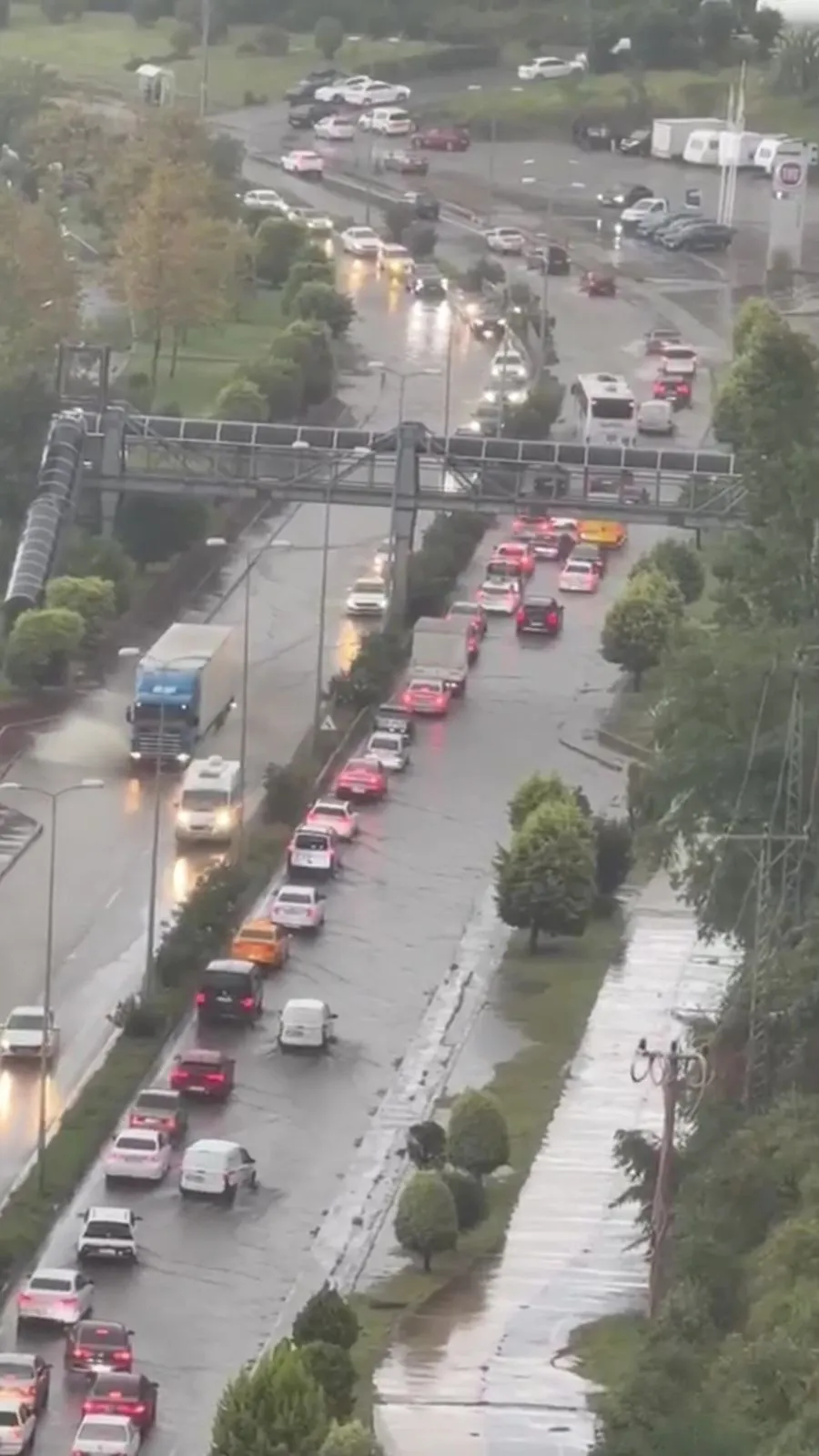 Meteoroloji Genel Müdürlüğünün şiddetli yağış uyarılarının ardından Zonguldak'ta beklenen sağanak etkisini gösterdi. Gün boyu aralıksız süren yağmur, kentte hayatı olumsuz etkilerken taşkınlara ve maddi hasara yol açtı.