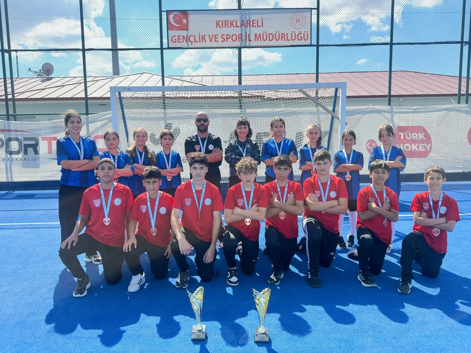 Arslan Zeki Demirci Ortaokulu Hokey Spor Kulübü, kurulduğu günden bu yana ilk kez katıldığı Türkiye Şampiyonası U16 Yükselme Turnuvası’nda büyük bir başarıya imza attı.