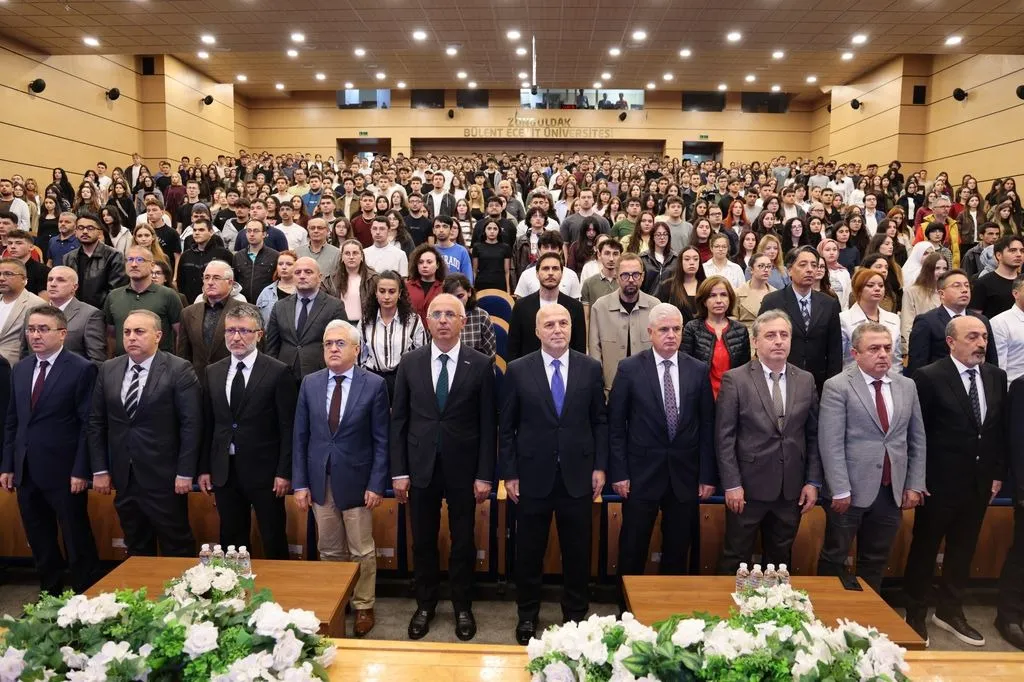 Zonguldak Bülent Ecevit Üniversitesinde (BEUN) 2026-2027 Akademik Yılı Oryantasyon Programı, Rektör Prof. Dr. Ahmet Ulusoy’un tüm kampüslerden canlı yayınlanan açılış konuşmasıyla gerçekleştirildi.