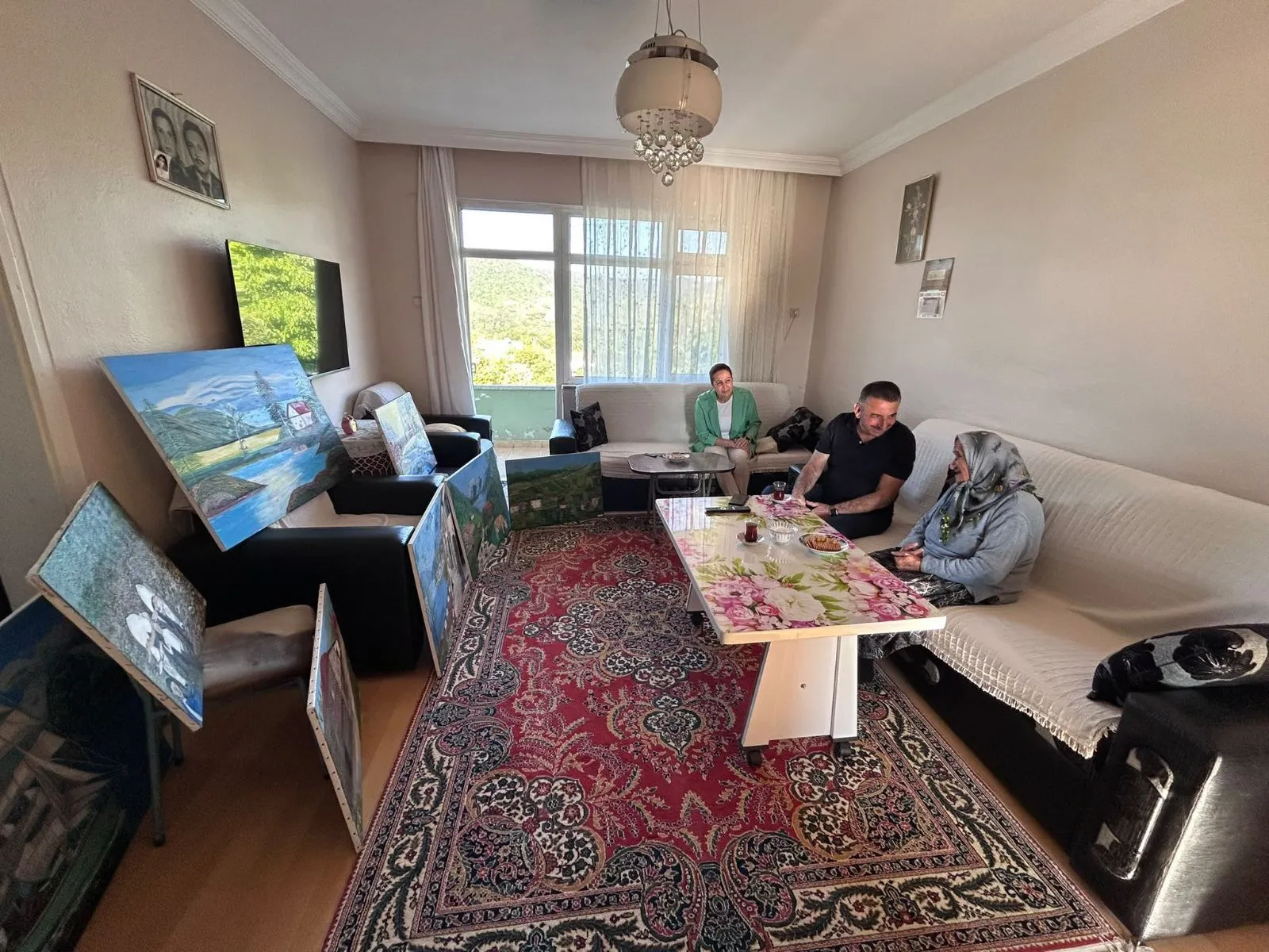 Zonguldak Valisi Osman Hacıbektaşoğlu ve eşi Güney Hacıbektaşoğlu, Alancık köyündeki 81 yaşındaki ressam Şahinde Ermiş'i evinde ağırladı.