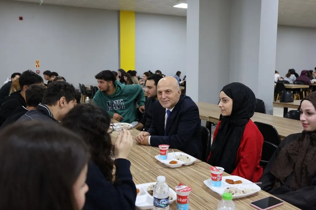 Zonguldak Bülent Ecevit Üniversitesinde (BEUN) 2026-2027 Akademik Yılı Oryantasyon Programı, Rektör Prof. Dr. Ahmet Ulusoy’un tüm kampüslerden canlı yayınlanan açılış konuşmasıyla gerçekleştirildi.