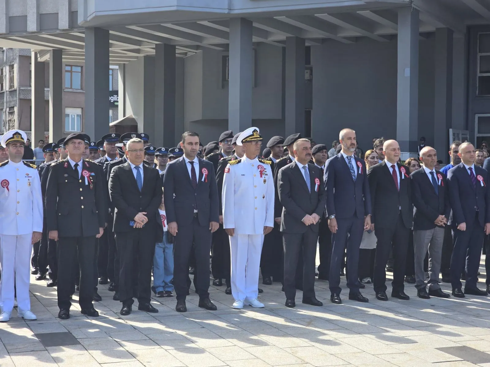 Zonguldak’ta 19 Eylül Gaziler Günü dolayısıyla Atatürk Anıtı’nda tören gerçekleştirildi. Törende protokol üyeleri anıta çelenk bıraktı, şehitler ve hayatını kaybeden gaziler anıldı.