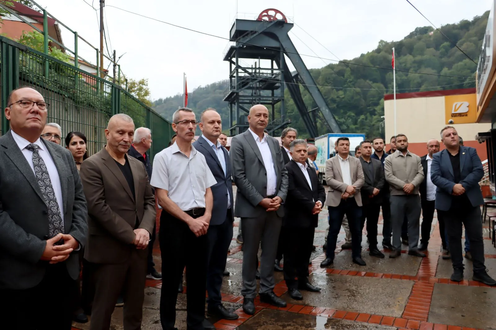 Genel Maden İşçileri Sendikası (GMİS) Genel Başkanı Hakan Yeşil ve genel merkez yöneticileri, Türkiye Taşkömürü Kurumu (TTK) Üzülmez Müessese Müdürlüğü’nde 16 Eylül 2004 tarihinde uğradığı saldırı sonucu öldürülen maden mühendisi Avni Cinel’in anma törenine katıldı.