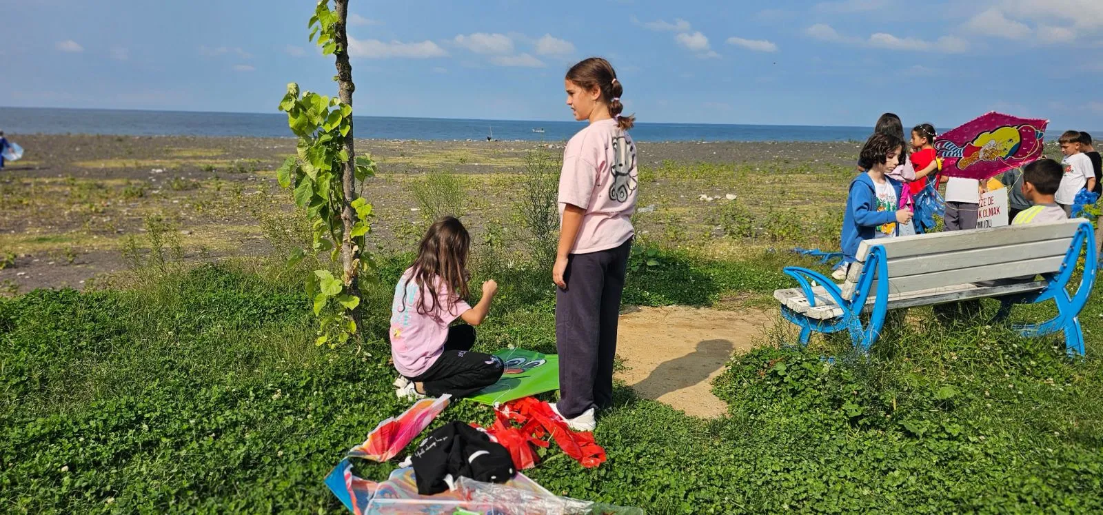 Zonguldak'ta bir araya gelen öğrenciler, Orta Doğu'da devam eden çatışmalardan etkilenen akranlarına destek olmak amacıyla anlamlı bir buluşmaya imza attı. Kozlu sahil şeridinde düzenlenen programda, çatışma ve savaş koşullarında temel haklarından mahrum kalan çocuklara dikkat çekildi.