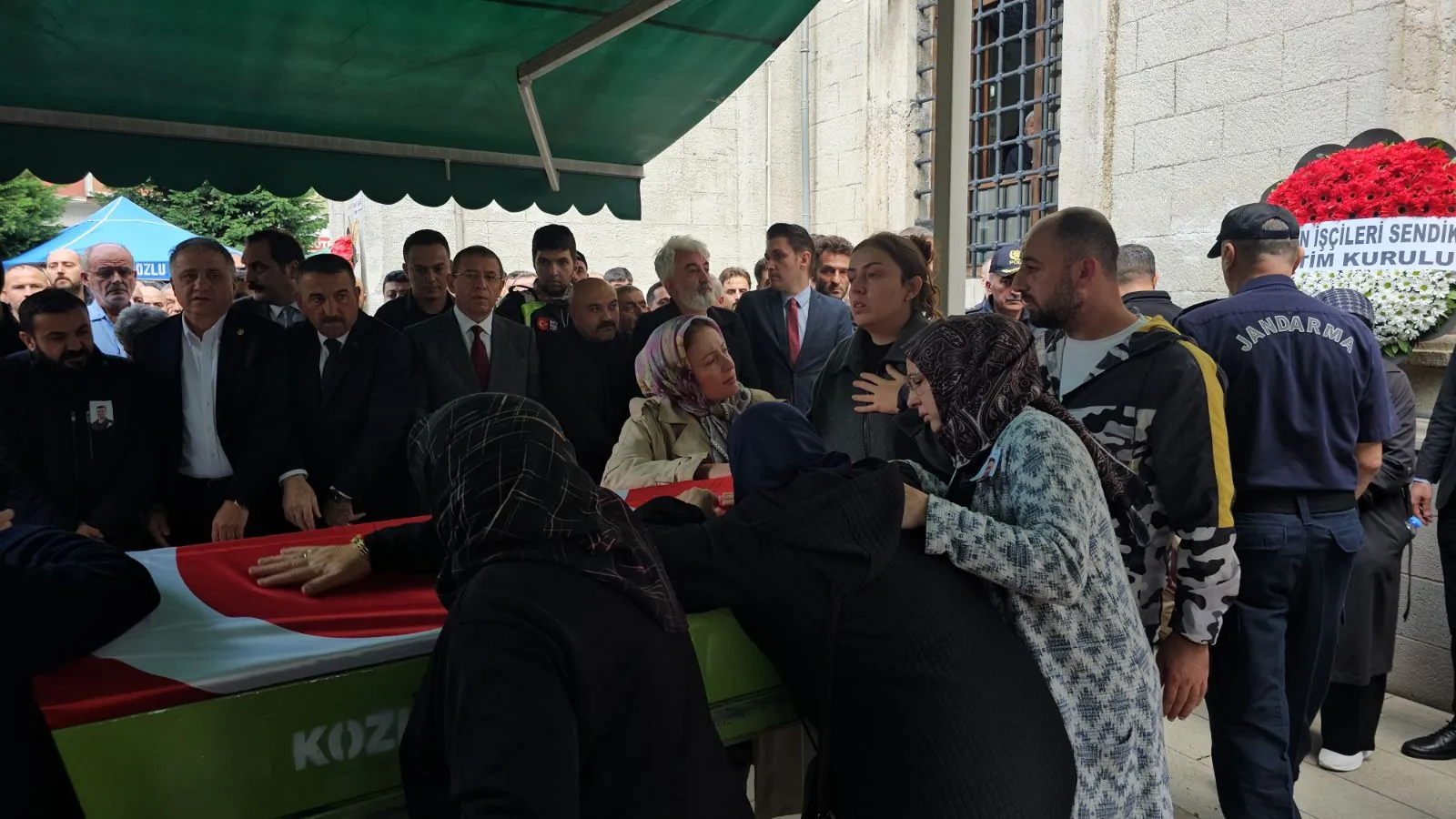 Zonguldak’ta yer altında meydana gelen iş kazasının ardından hastanede yaşamını yitiren 27 yaşındaki Ufuk Demir için Kozlu’da cenaze töreni düzenlendi.